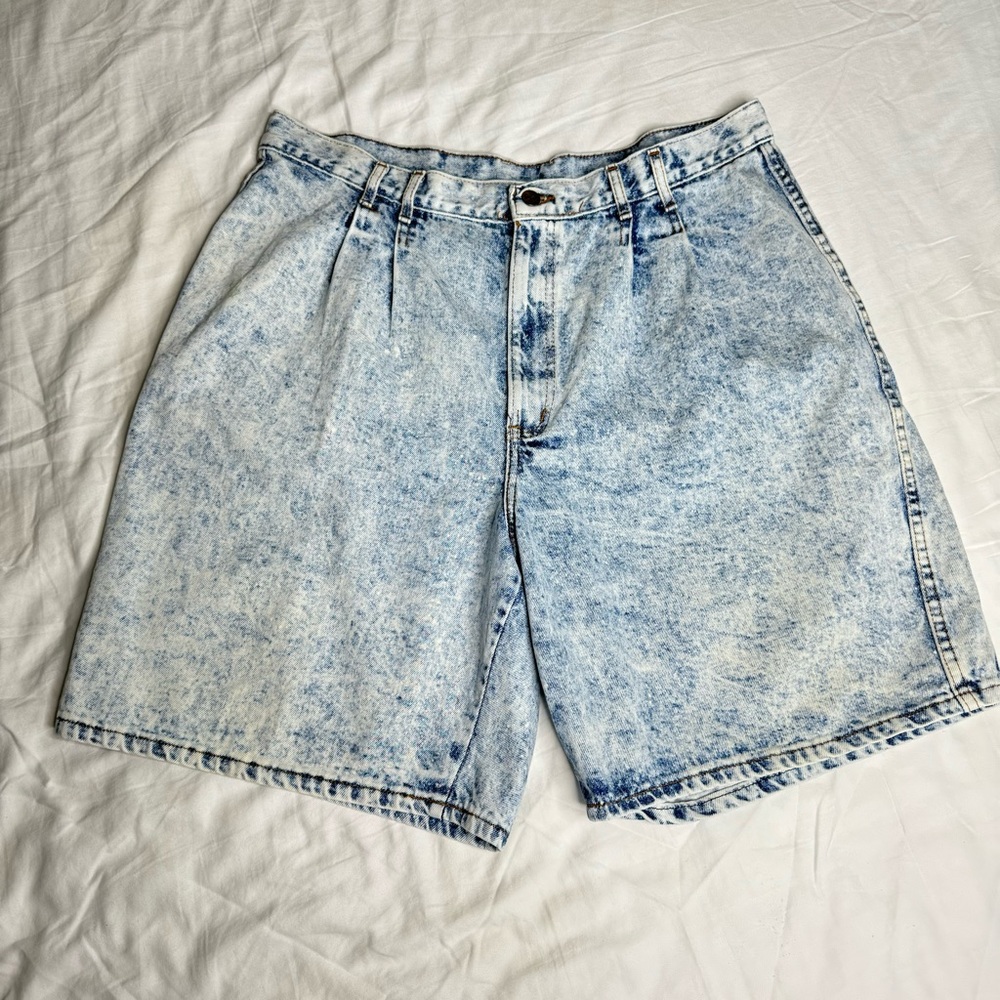Chic Acid Wash High Waisted Denim Jean Shorts Womens Size 24 No Pockets Pleated